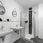 White House Apartments-app 1 Und 2 Apartment *